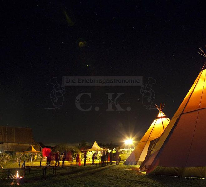 Tipi-Zelt bei Nacht